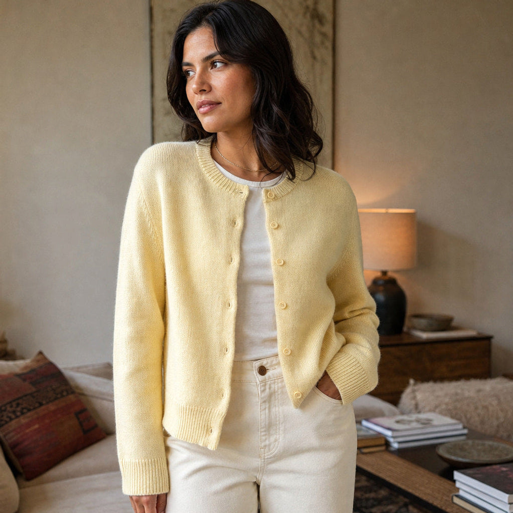 Karoline | Strickjacke mit Rundhals und Knopfleiste Gelb – Gestyltes Editorial-Foto