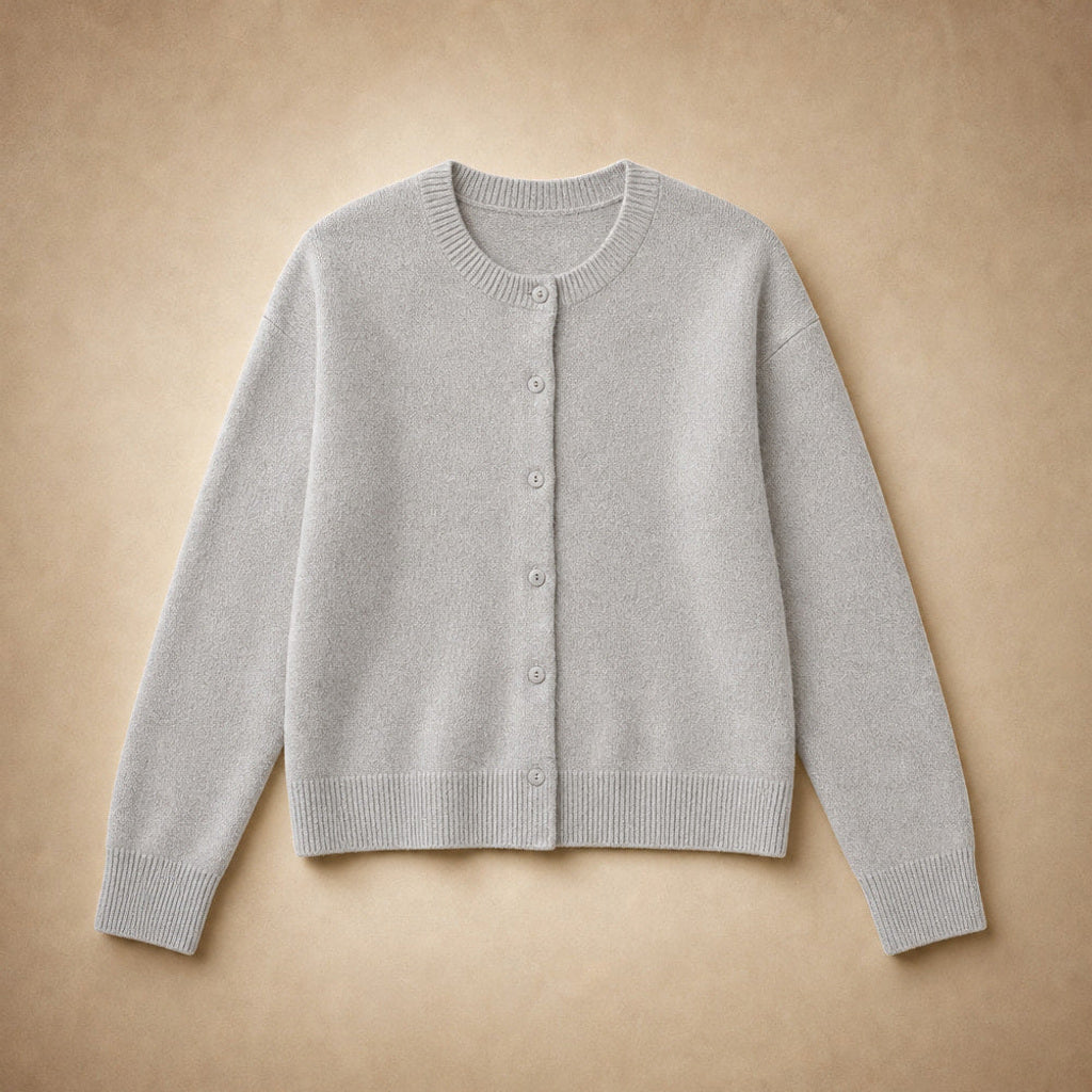 Karoline | Strickjacke mit Rundhals und Knopfleiste Grau – Produktfoto