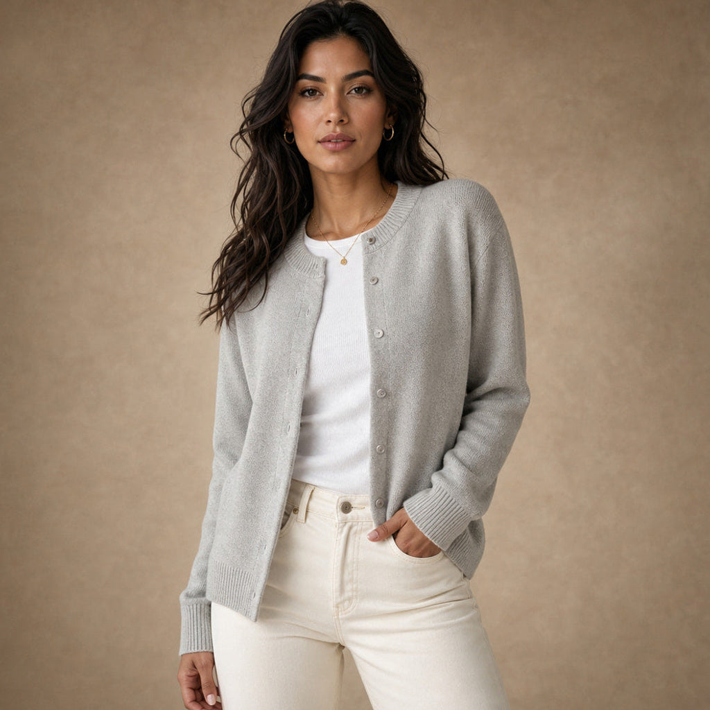 Karoline | Strickjacke mit Rundhals und Knopfleiste in Grau – Premium Editorial