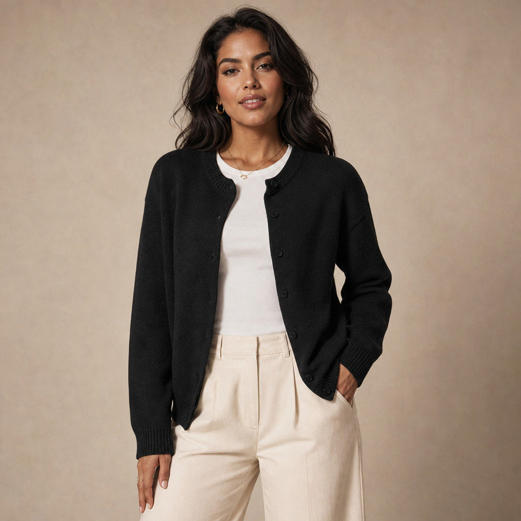 Karoline | Strickjacke mit Rundhals und Knopfleiste in Schwarz – Premium Editorial