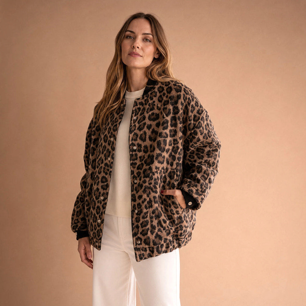 Kathinka | Bomberjacke mit Leopardenmuster in Braun Braun – Seitenansicht