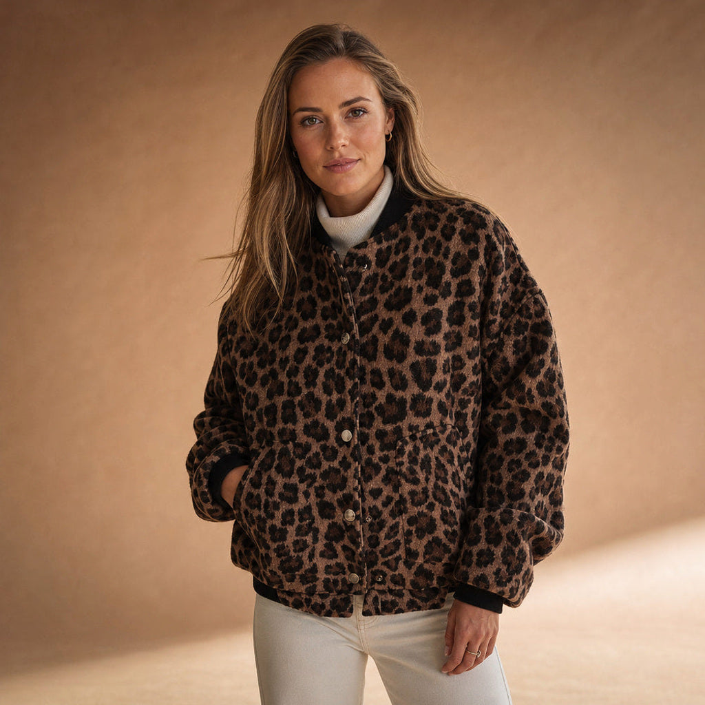 Kathinka | Bomberjacke mit Leopardenmuster in Braun in Braun – Premium Editorial