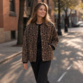 Kathinka | Bomberjacke mit Leopardenmuster in Braun Braun – Gestyltes Editorial-Foto