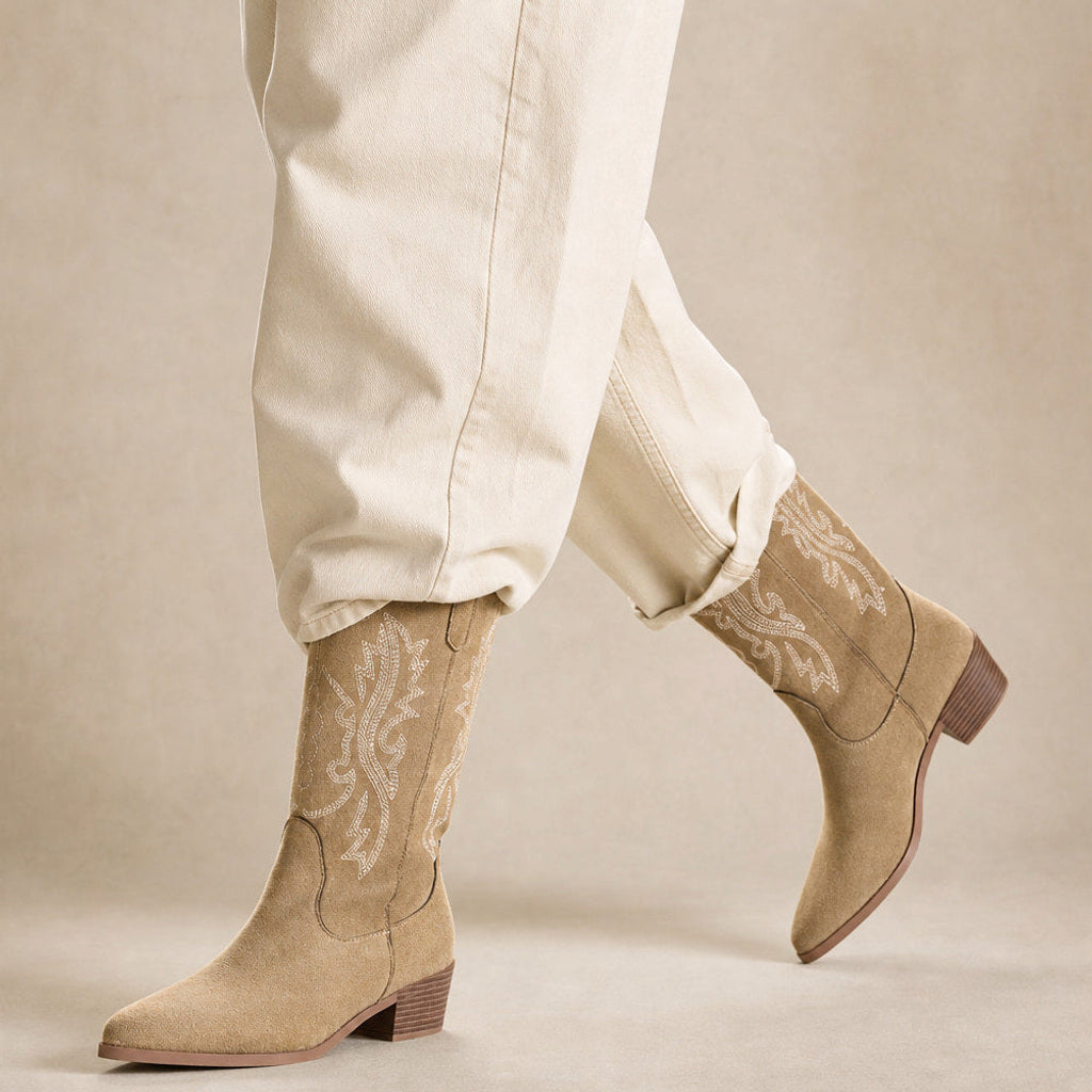 Katrin | Western-Stiefel mit weitem Schaft und Tonstickerei Beige – Produktfoto