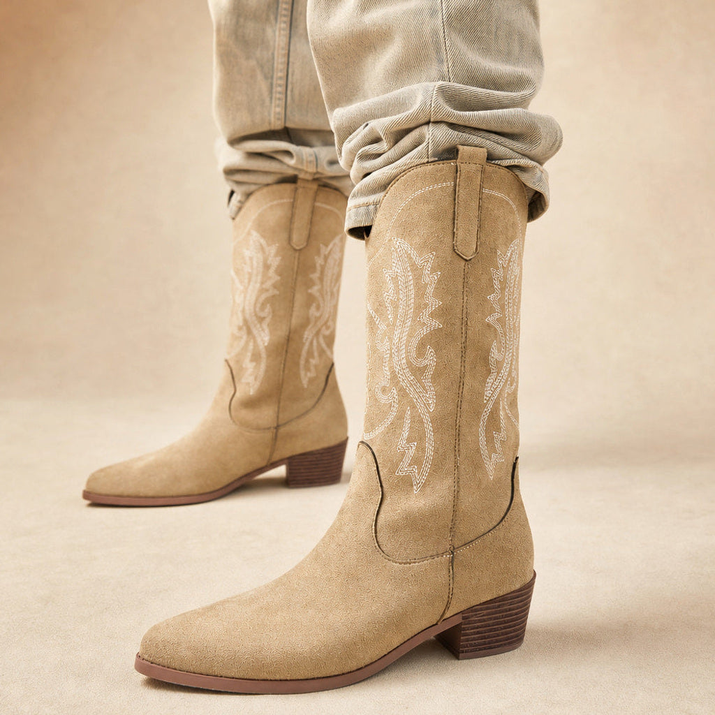 Katrin | Western-Stiefel mit weitem Schaft und Tonstickerei in Beige – Premium Editorial