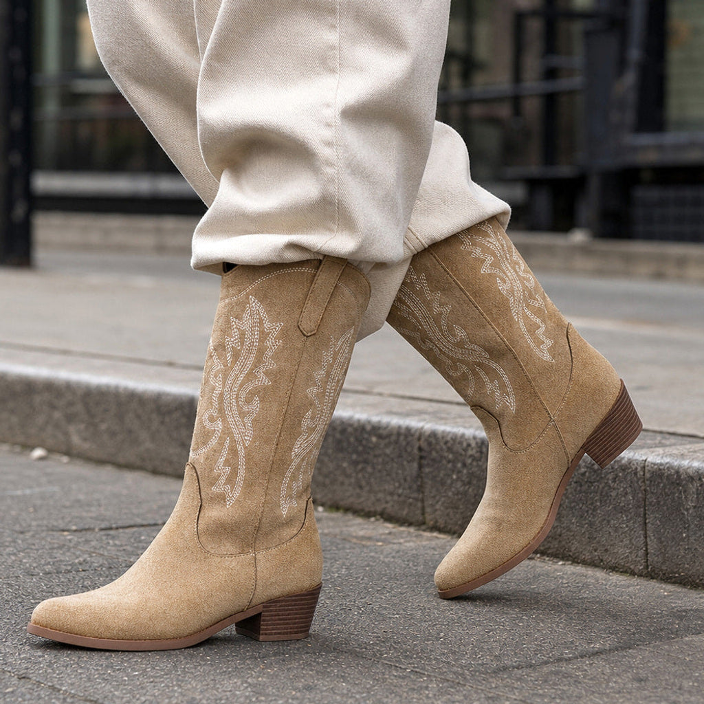 Katrin | Western-Stiefel mit weitem Schaft und Tonstickerei Beige – Gestyltes Editorial-Foto