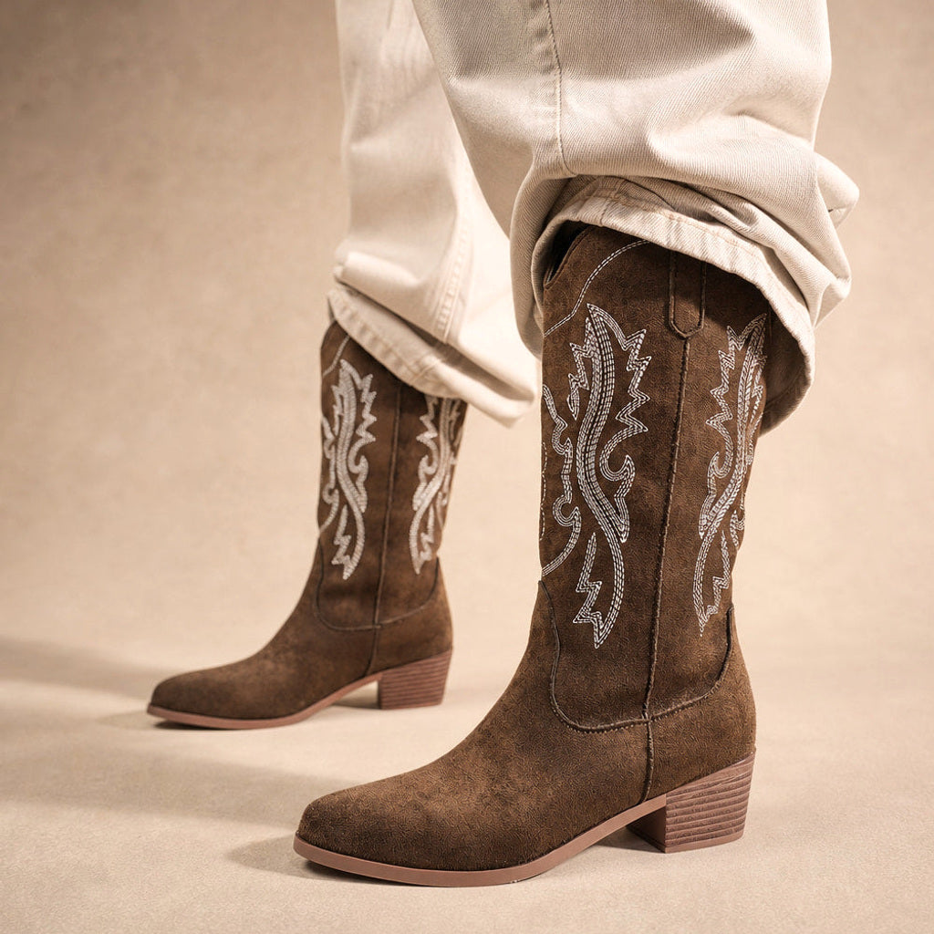 Katrin | Western-Stiefel mit weitem Schaft und Tonstickerei Braun – Produktfoto