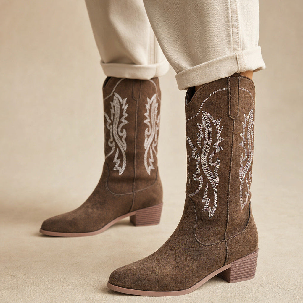 Katrin | Western-Stiefel mit weitem Schaft und Tonstickerei in Braun – Premium Editorial