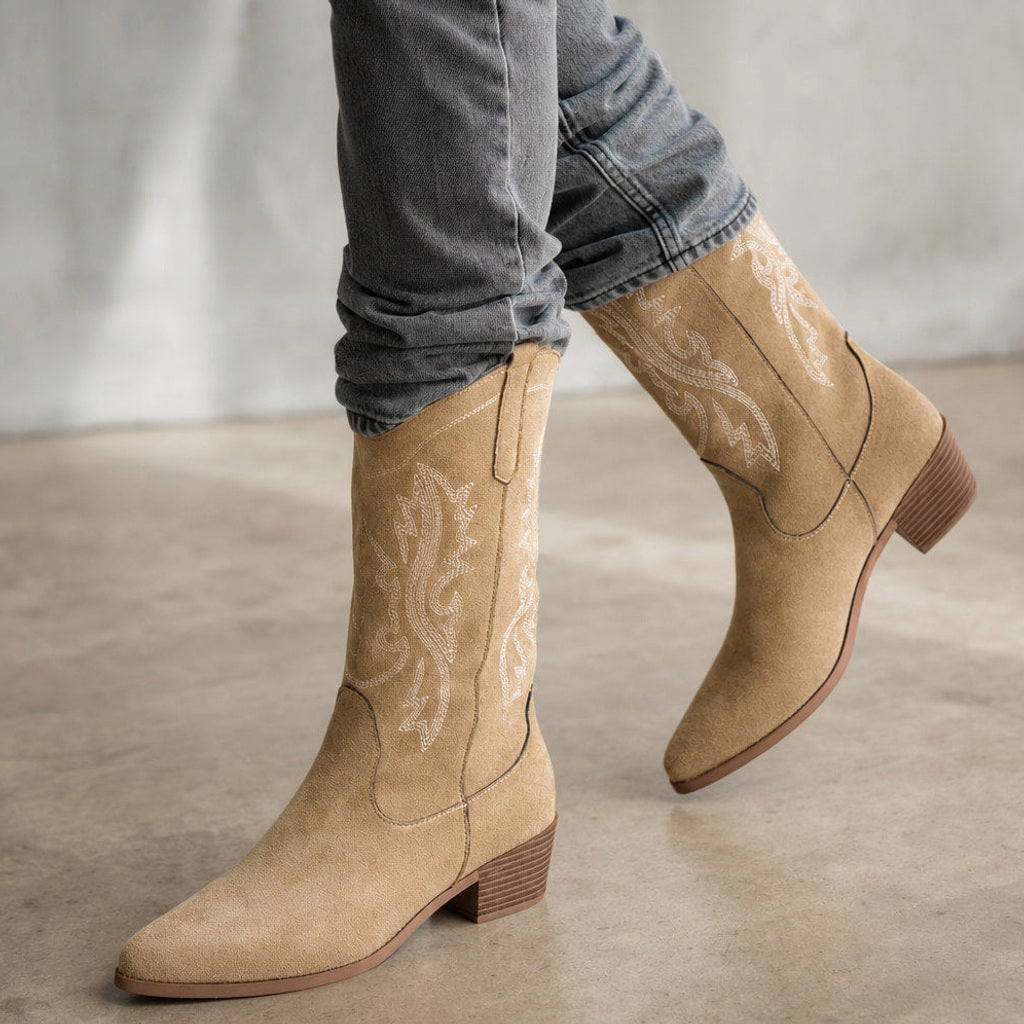 Katrin | Western-Stiefel mit weitem Schaft und Tonstickerei – Gestyltes Editorial-Foto