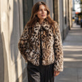Klarissa | Kurzjacke aus Kunstfell mit offener Front Braun Braun – Gestyltes Editorial-Foto