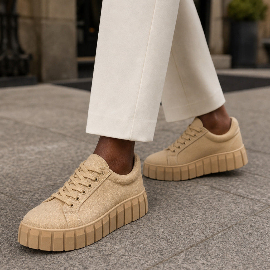 Kornelide | Plateau-Sneaker aus Canvas mit Schnürung Khaki – Gestyltes Editorial-Foto