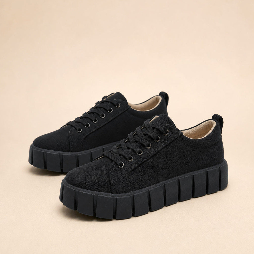 Kornelide | Plateau-Sneaker aus Canvas mit Schnürung in Schwarz – Premium Editorial
