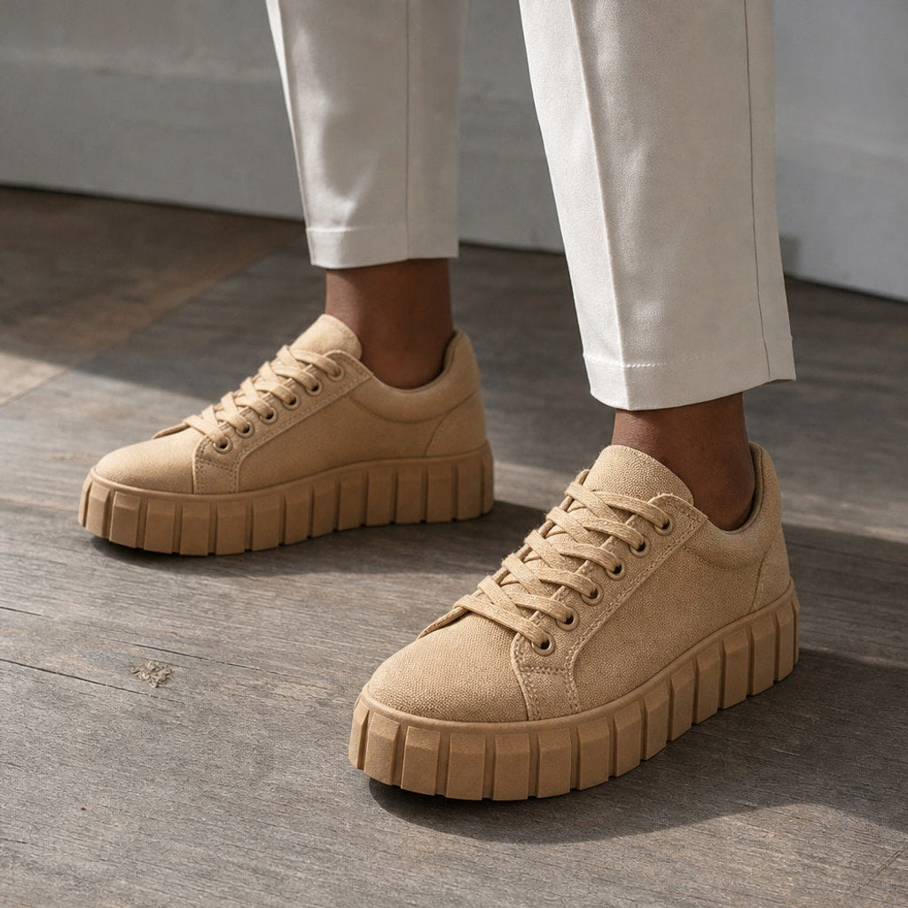 Kornelide | Plateau-Sneaker aus Canvas mit Schnürung – Produktfoto