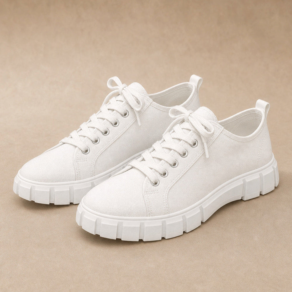 Kornelide | Plateau-Sneaker aus Canvas mit Schnürung in Weiß – Premium Editorial