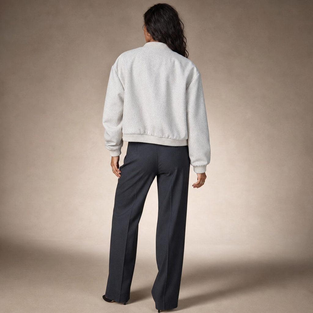 Kreszentia | Cropped Bouclé-Jacke mit Knopfleiste Beige – Gesamtlook
