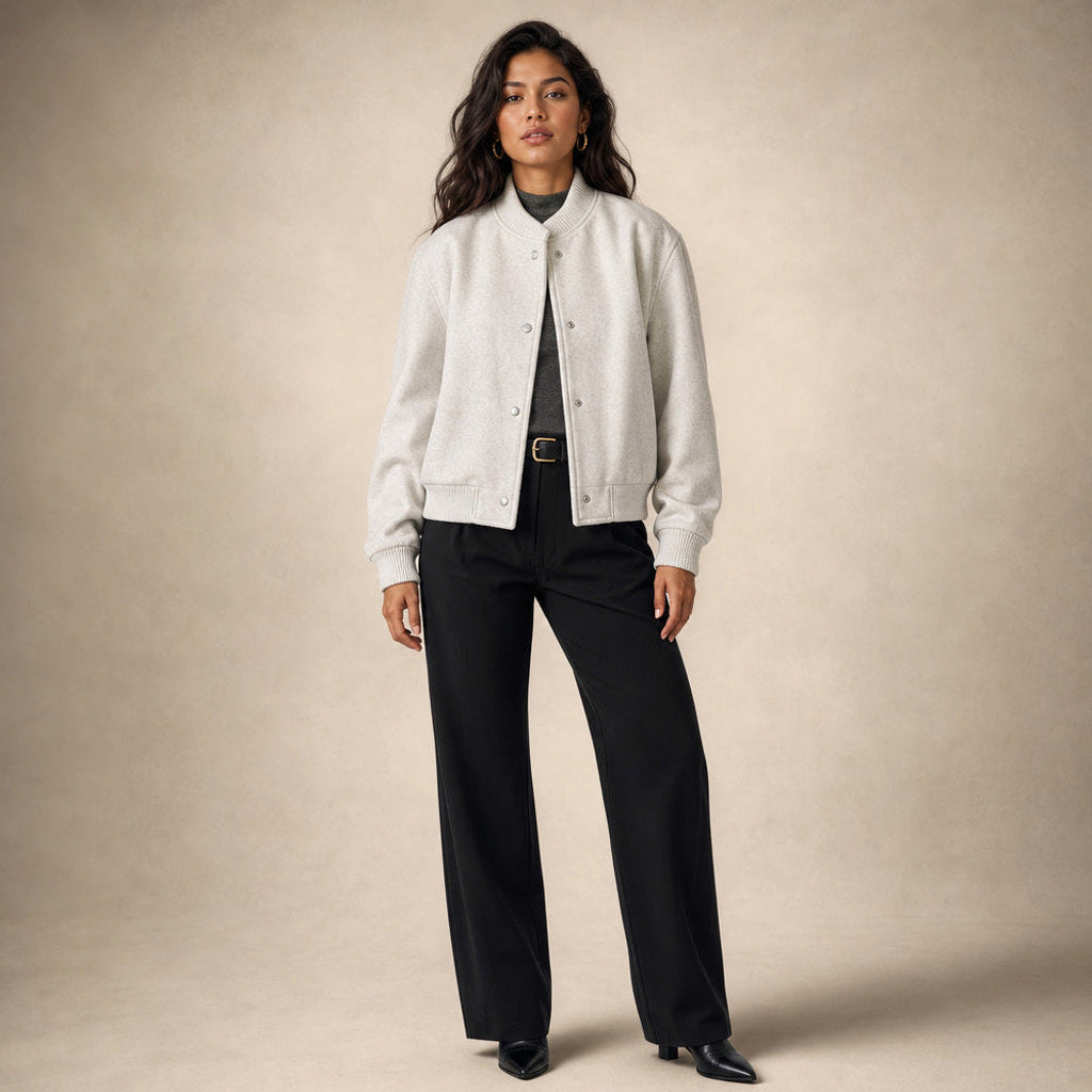 Kreszentia | Cropped Bouclé-Jacke mit Knopfleiste in Beige – Premium Editorial