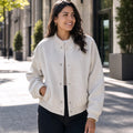 Kreszentia | Cropped Bouclé-Jacke mit Knopfleiste Beige – Gestyltes Editorial-Foto