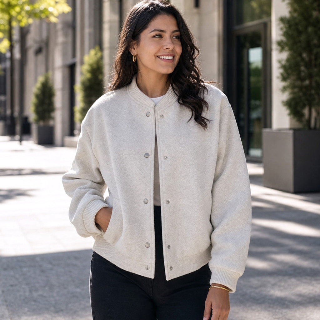 Kreszentia | Cropped Bouclé-Jacke mit Knopfleiste Beige – Gestyltes Editorial-Foto