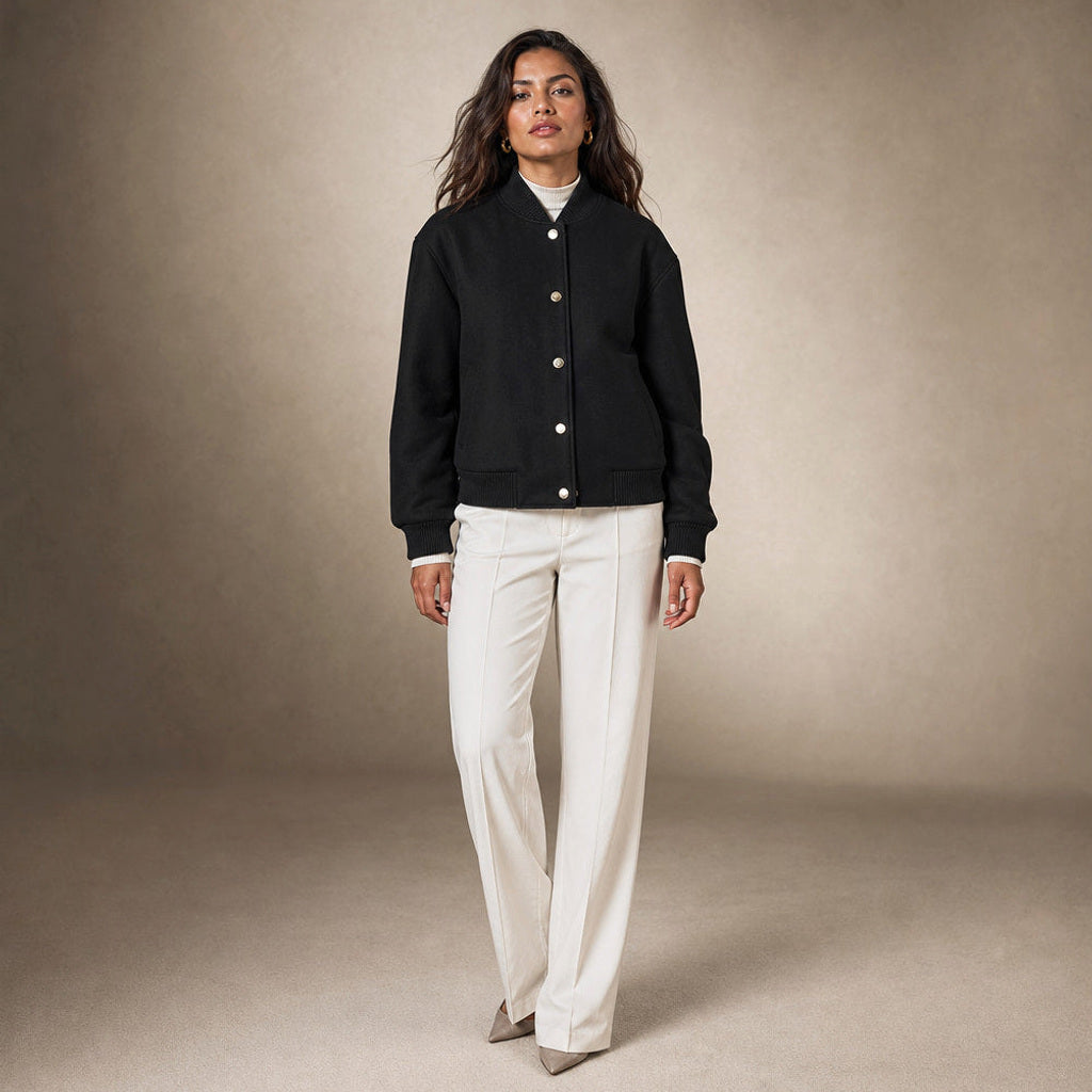 Kreszentia | Cropped Bouclé-Jacke mit Knopfleiste in Schwarz – Premium Editorial