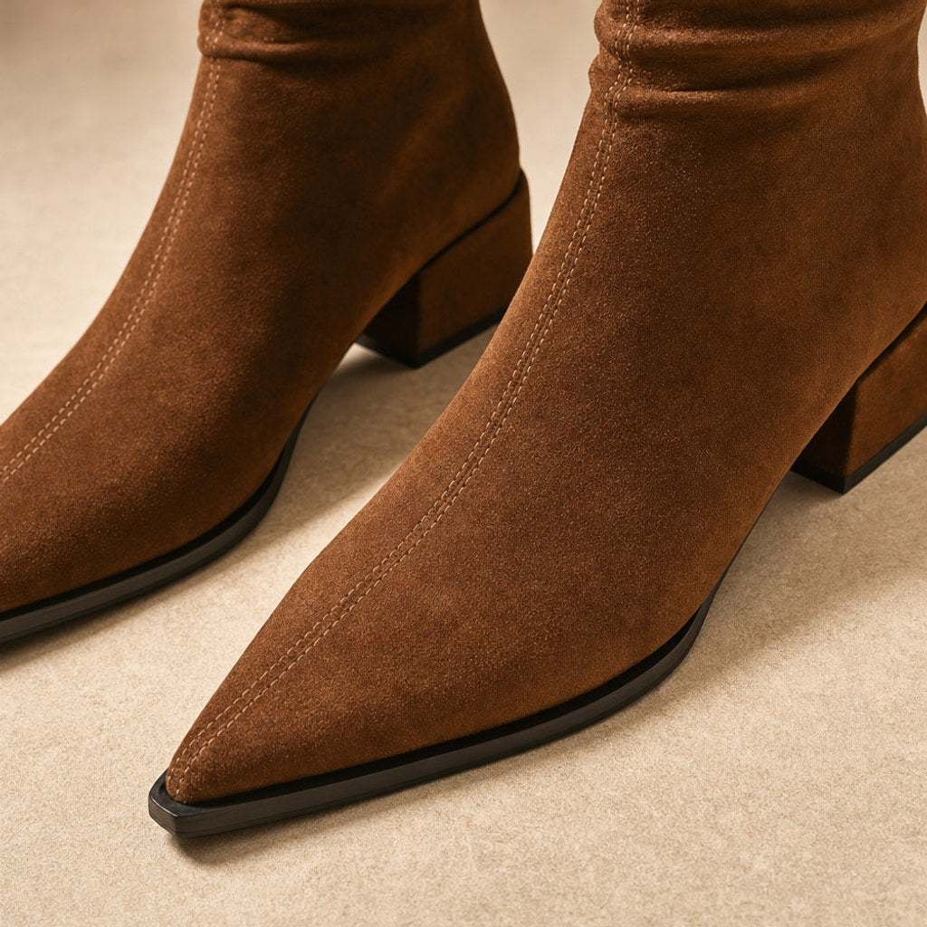 Kreszenzia | Chelsea Boots mit Blockabsatz und Mandelspitze Braun – Stoff- und Detailaufnahme
