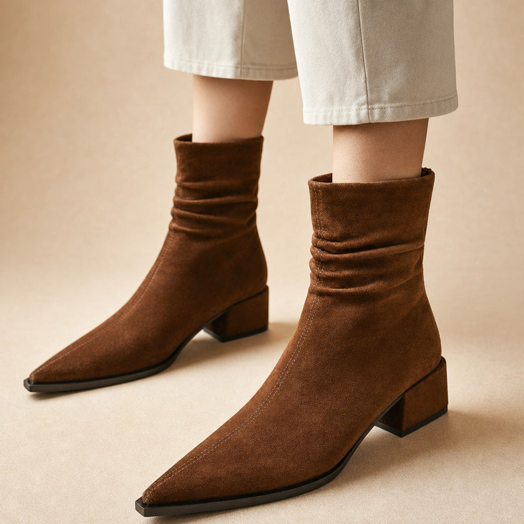 Kreszenzia | Chelsea Boots mit Blockabsatz und Mandelspitze in Braun – Premium Editorial