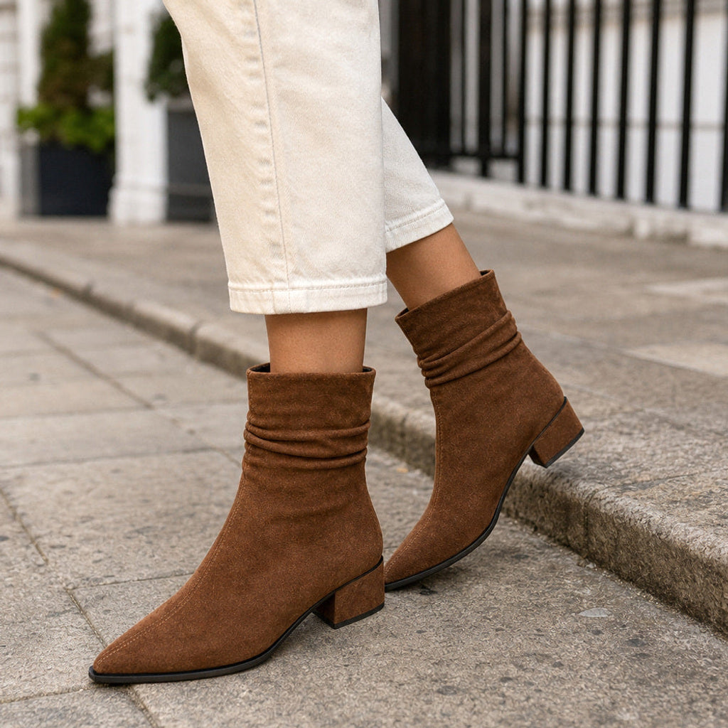 Kreszenzia | Chelsea Boots mit Blockabsatz und Mandelspitze Braun – Gestyltes Editorial-Foto