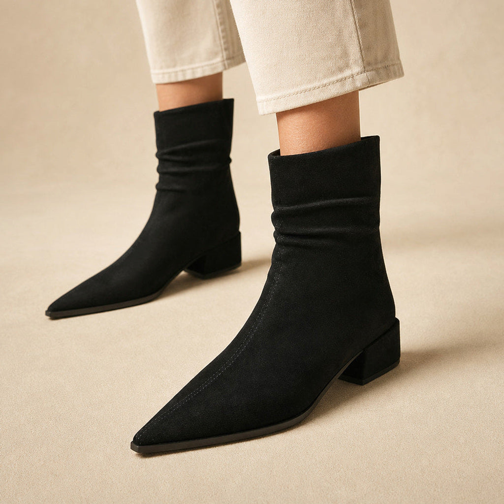 Kreszenzia | Chelsea Boots mit Blockabsatz und Mandelspitze in Schwarz – Premium Editorial