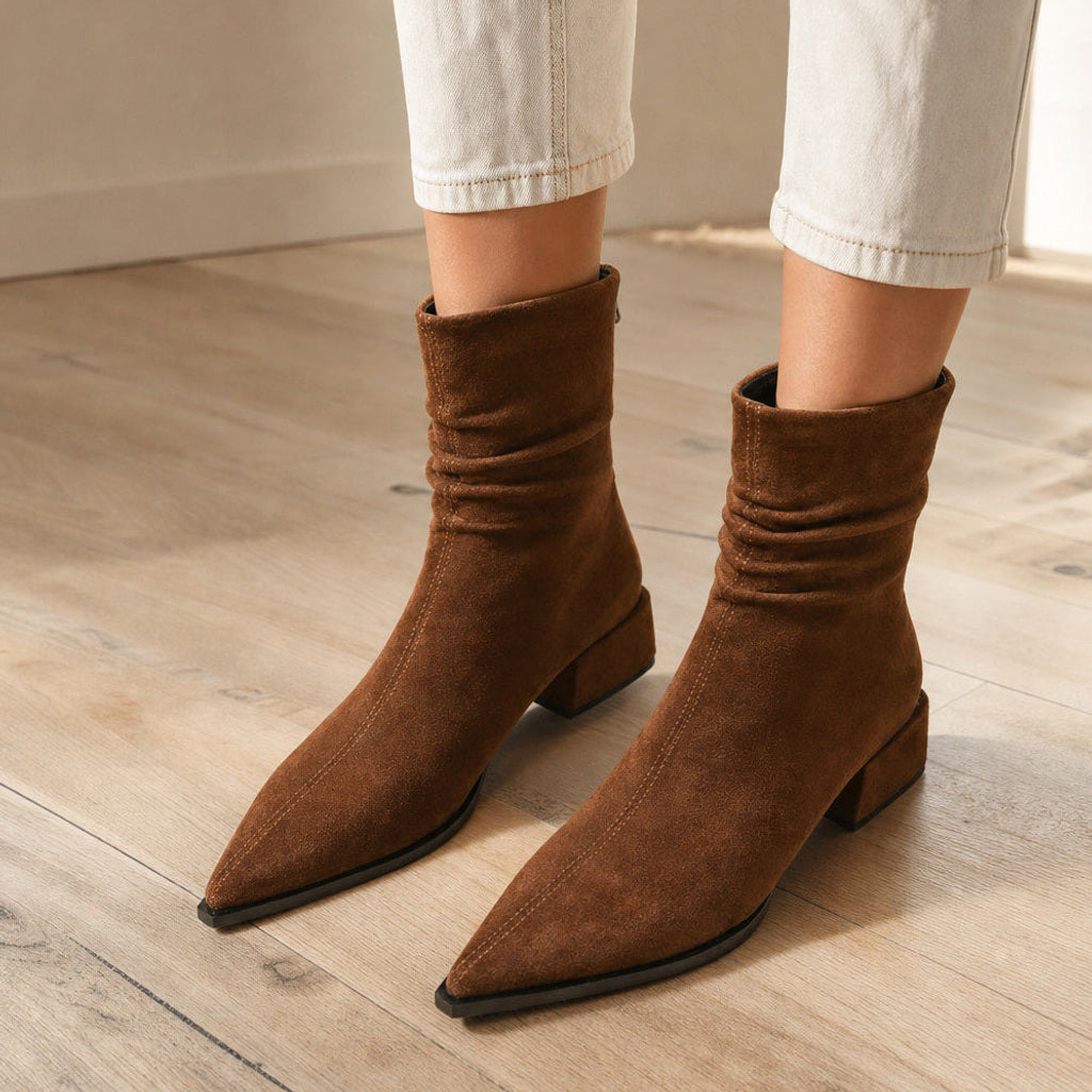 Kreszenzia | Chelsea Boots mit Blockabsatz und Mandelspitze – Gestyltes Editorial-Foto