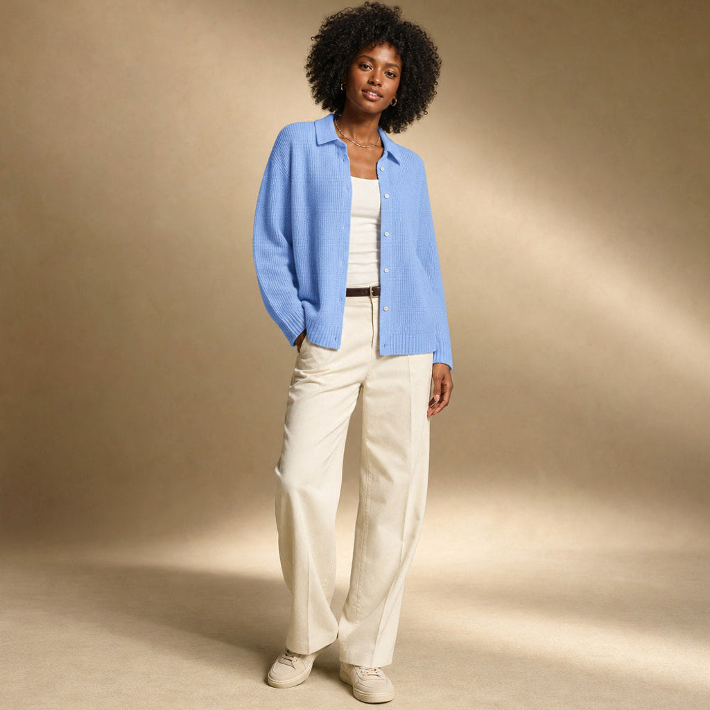 Krimhild | Lange Strickjacke mit Knopfleiste Blau – Seitenansicht