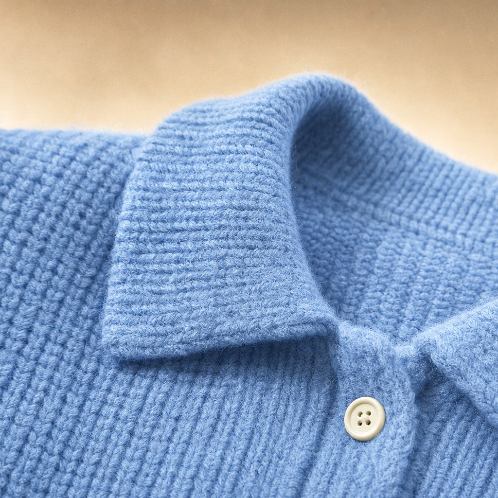 Krimhild | Lange Strickjacke mit Knopfleiste Blau – Stoff- und Detailaufnahme