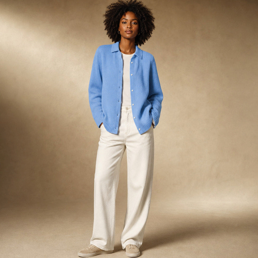 Krimhild | Lange Strickjacke mit Knopfleiste Blau – Gesamtlook
