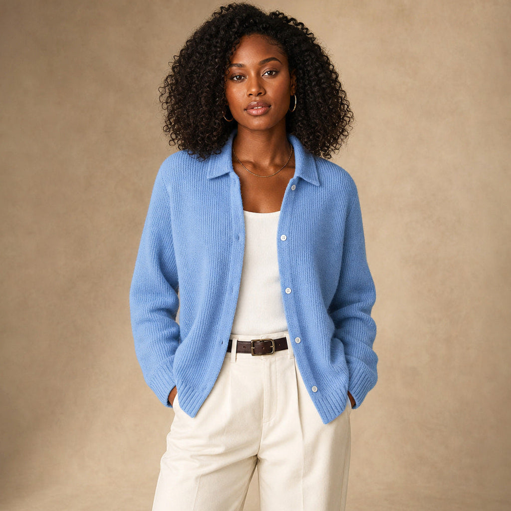 Krimhild | Lange Strickjacke mit Knopfleiste in Blau – Premium Editorial