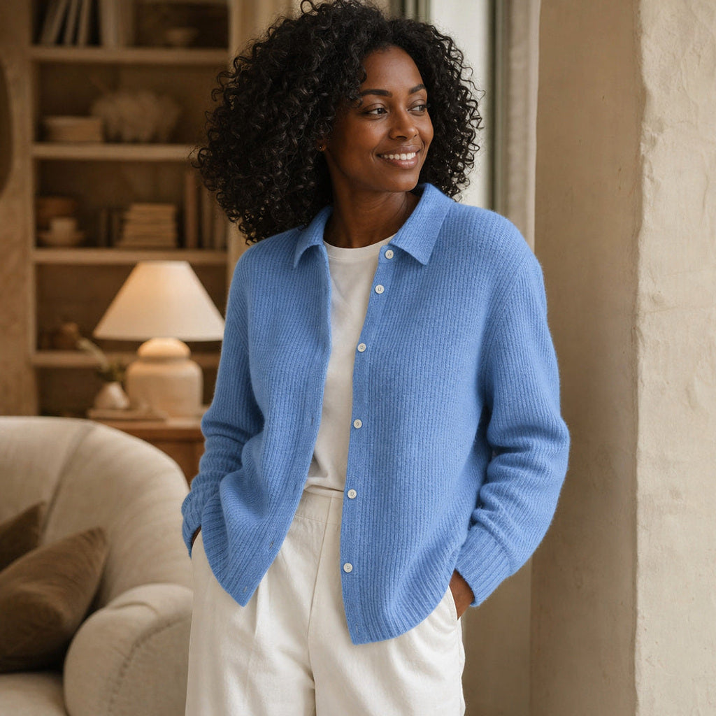 Krimhild | Lange Strickjacke mit Knopfleiste Blau – Gestyltes Editorial-Foto