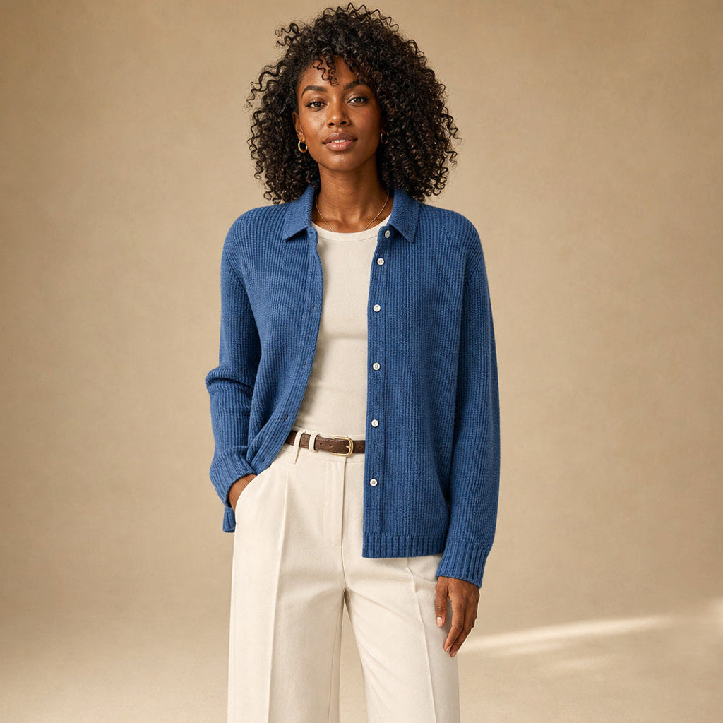 Krimhild | Lange Strickjacke mit Knopfleiste in Dunkelblau – Premium Editorial