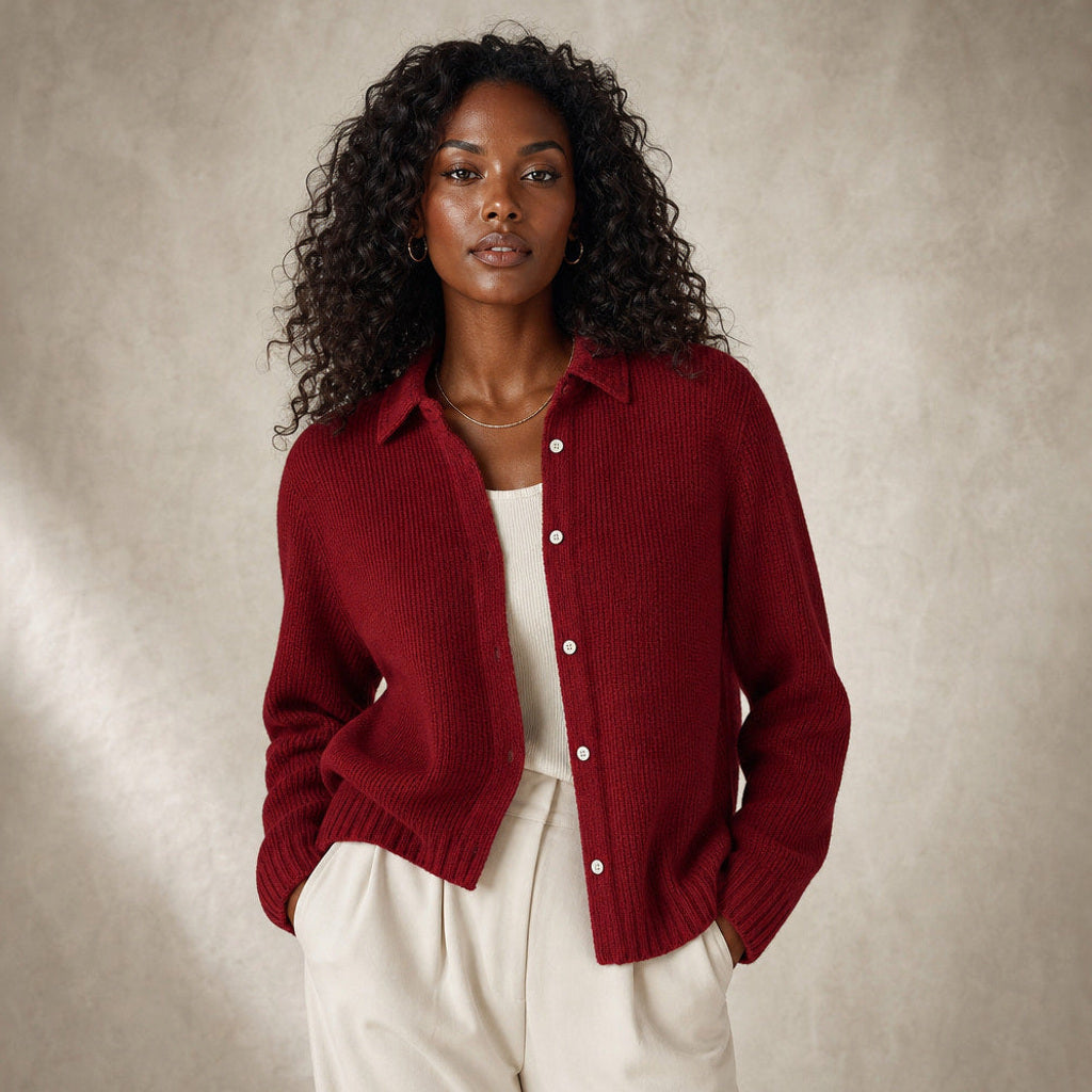 Krimhild | Lange Strickjacke mit Knopfleiste in Dunkelrot – Premium Editorial