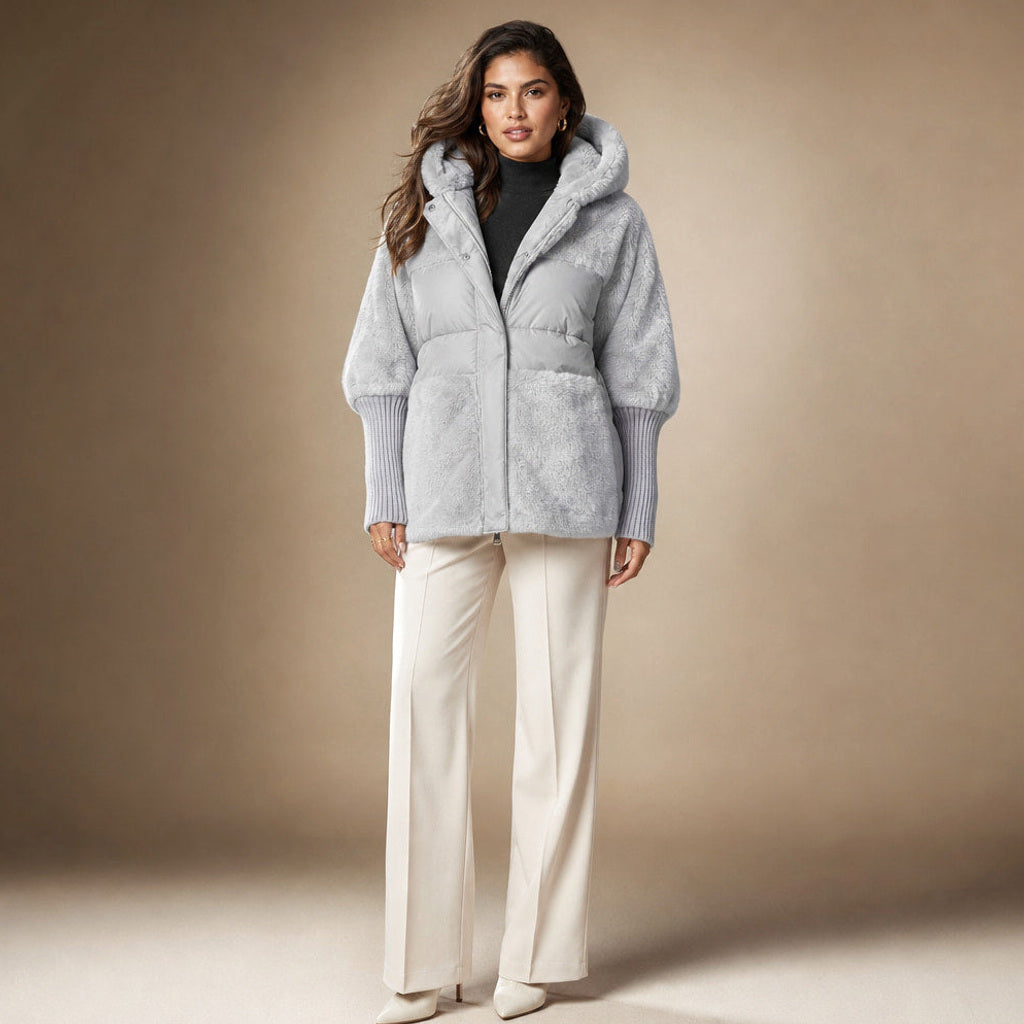 Krimhilde | Steppjacke mit Kapuze und Patchwork-Steppung in Grau – Premium Editorial