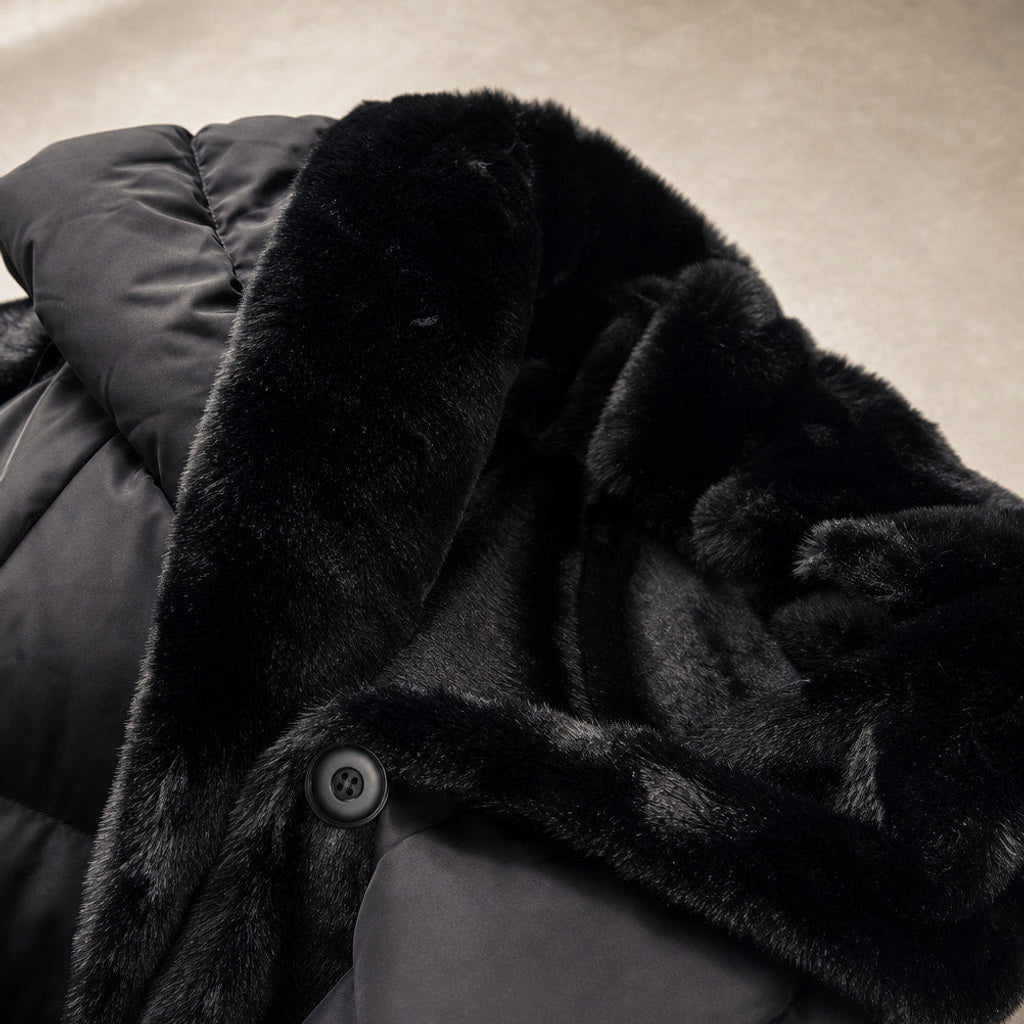 Krimhilde | Steppjacke mit Kapuze und Patchwork-Steppung Schwarz – Stoff- und Detailaufnahme