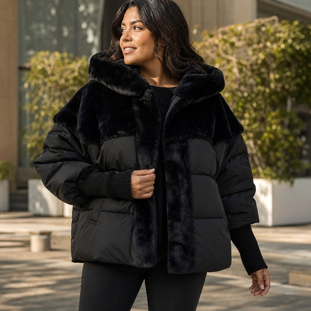 Krimhilde | Steppjacke mit Kapuze und Patchwork-Steppung Schwarz – Gestyltes Editorial-Foto