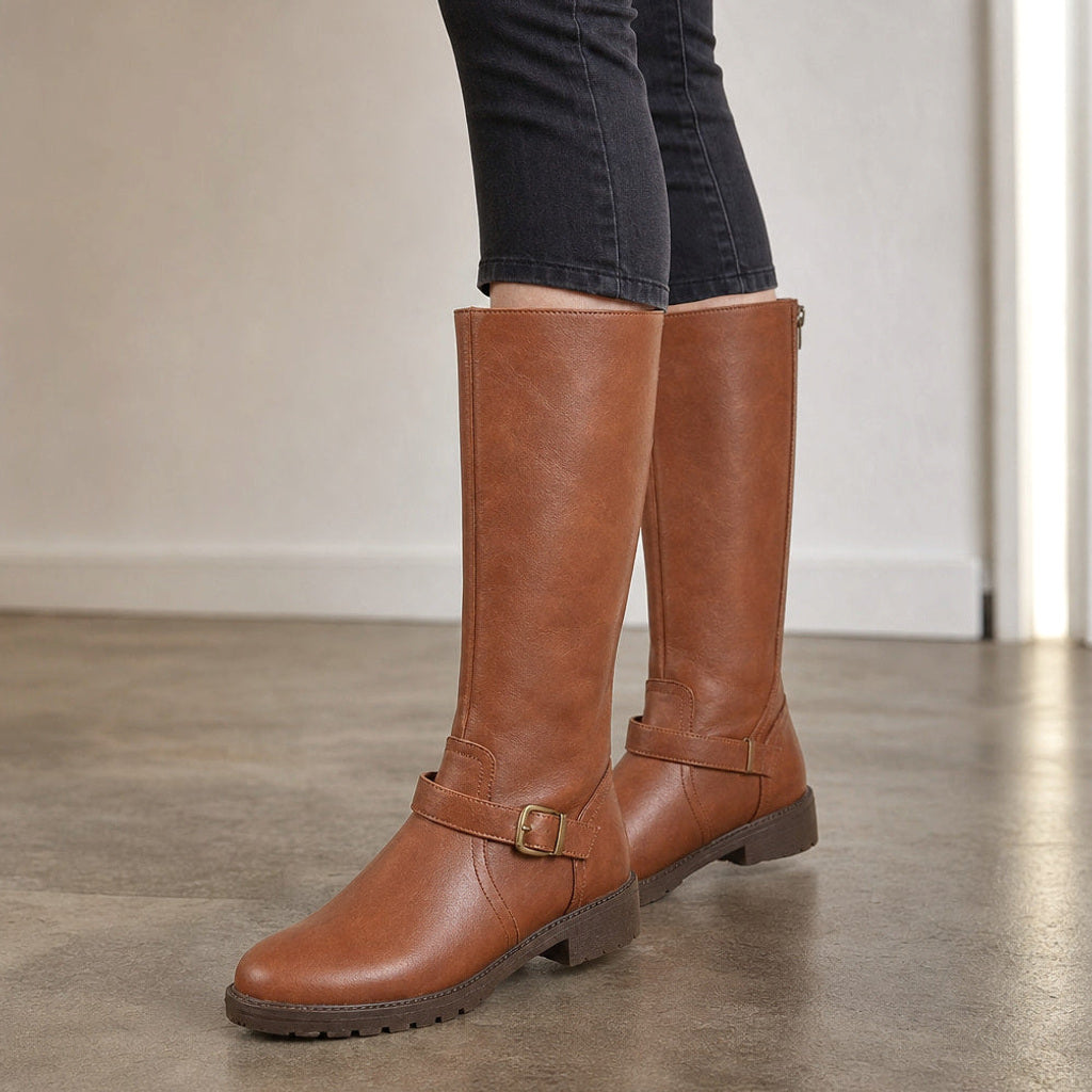 Kunigunde | Chelsea Boots mit gepolstertem Fußbett – Gestyltes Editorial-Foto