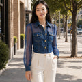 Lambertine | Corsagen-Top in Denim-Optik mit Formnähten Dunkelblau – Gestyltes Editorial-Foto