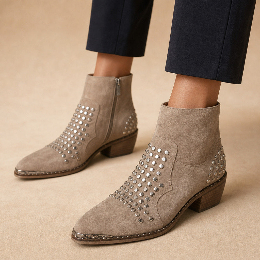Lenchen | Stiefel mit Nieten und Blockabsatz – Premium Editorial