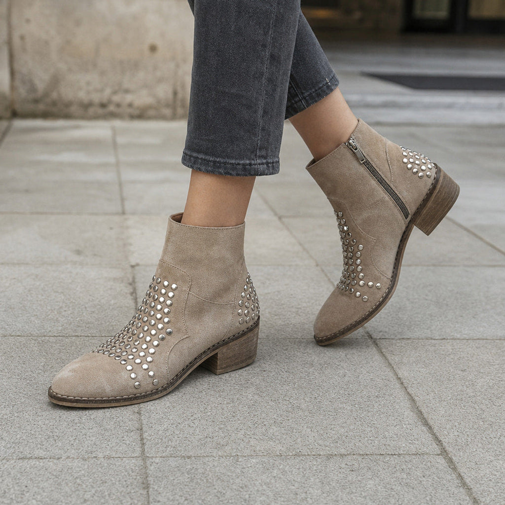 Lenchen | Stiefel mit Nieten und Blockabsatz – Gestyltes Editorial-Foto
