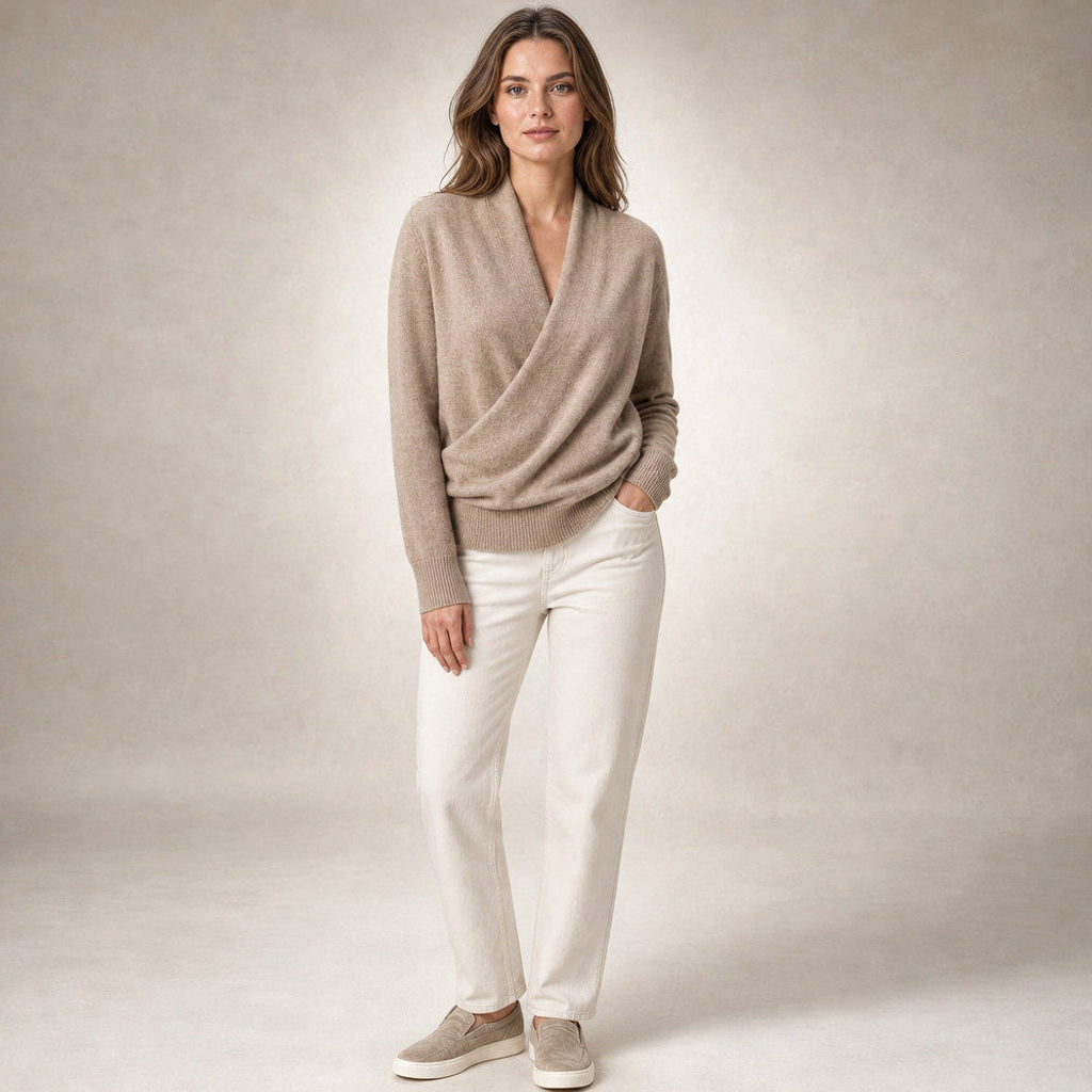 Lieschen | Wickelpullover aus Wollmischung mit langer Form Beige – Gesamtlook