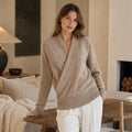 Lieschen | Wickelpullover aus Wollmischung mit langer Form Beige – Gestyltes Editorial-Foto