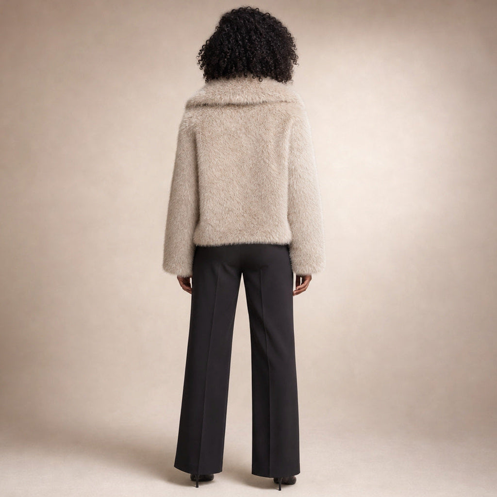 Liestraud | Kunstfelljacke mit XL-Revers Beige – Gesamtlook