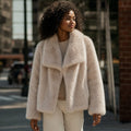 Liestraud | Kunstfelljacke mit XL-Revers Beige – Gestyltes Editorial-Foto