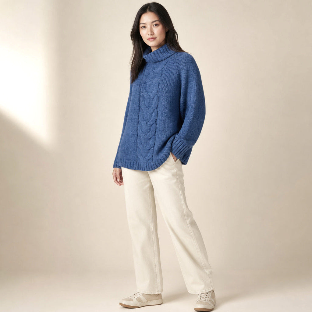Lindlinde | Zopfstrickpullover mit Rundhals und Rippbündchen Blau – Seitenansicht