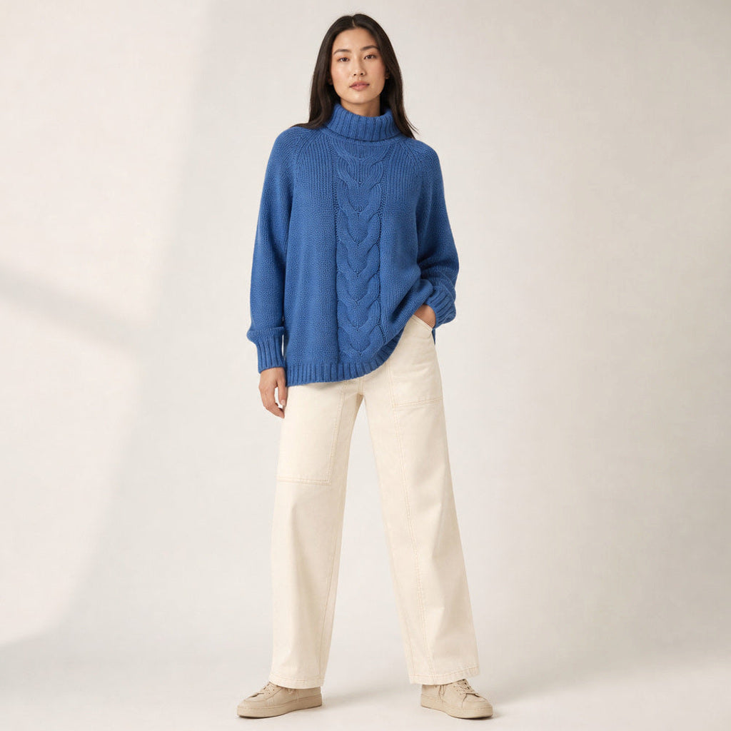 Lindlinde | Zopfstrickpullover mit Rundhals und Rippbündchen Blau – Gesamtlook
