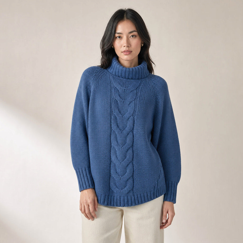 Lindlinde | Zopfstrickpullover mit Rundhals und Rippbündchen in Blau – Premium Editorial