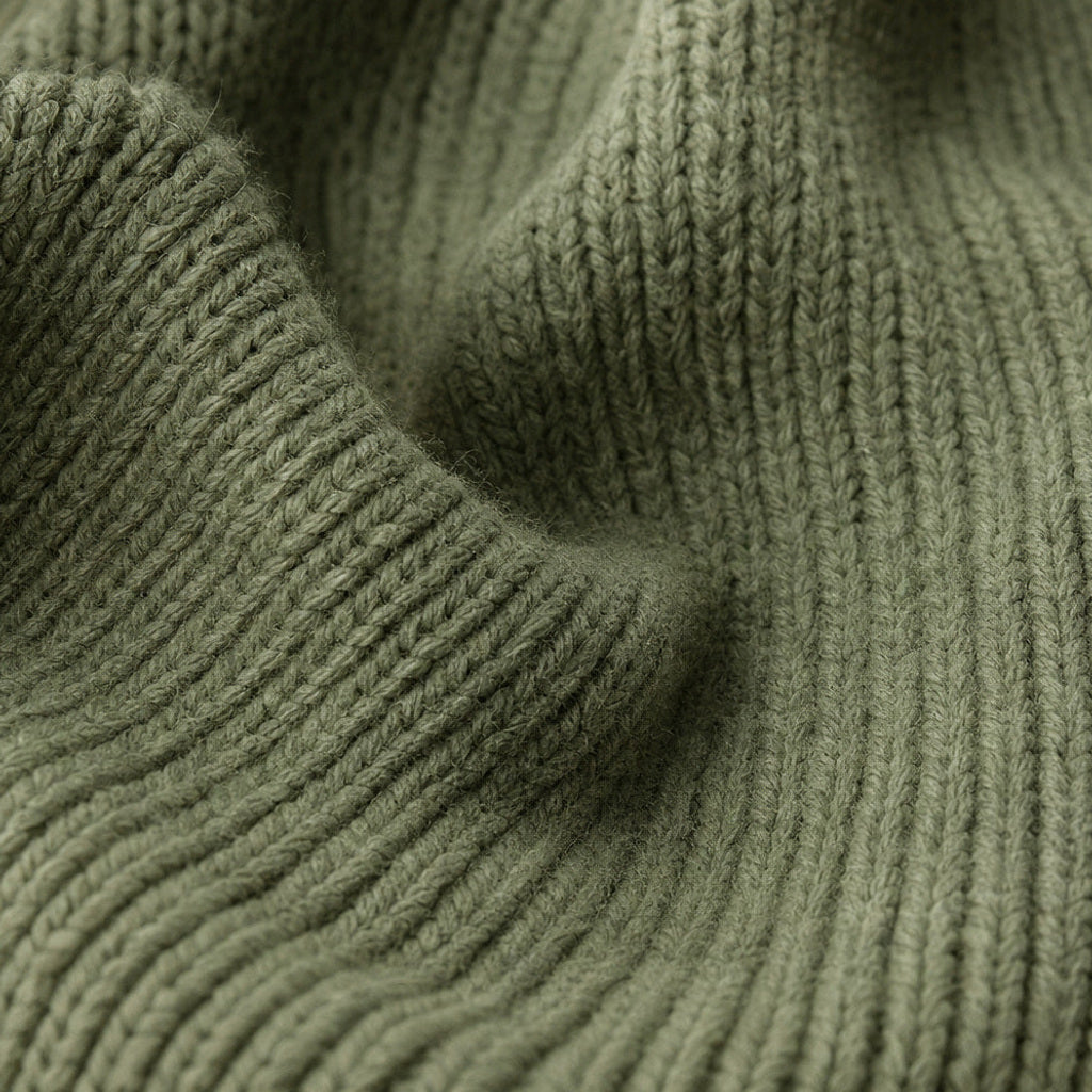 Linnea | Strickpullover mit Kapuze und Rippbündchen Grün – Stoff- und Detailaufnahme